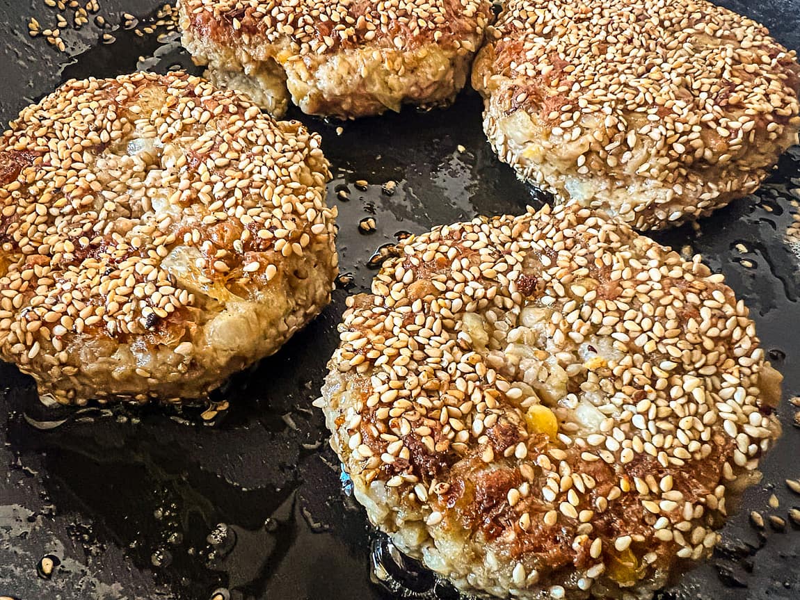 Retsept: kodused gluteenivabad kotletid kinkerhenestega seesamiseemen paneeringuga