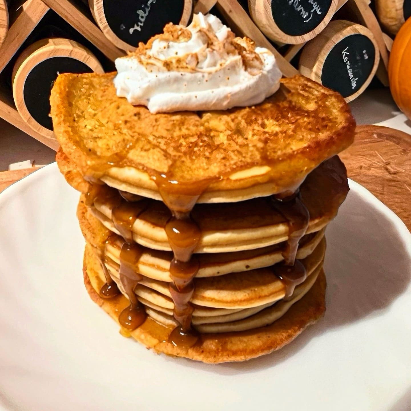 Kõrvitsa hooaeg on täies hoos!

Aga mida selle oranži hiiglasega peale hakata? 

Üks variant - pista see pannkookide sisse 🥞! Kuidas? Leia biost retsepti link 😊

Pannkoogid on:
🥞 köögiviljarohked
🥞 gluteenivabad
🥞 piimavabad

Eestis sööb uuringute järgi köögivilju vastavalt soovitustele vaid ca iga kümnes inimene 👀. Seega on arenguruumi küll ja küll.
Ehk aitab see retsept Sinu köögiviljade tarbimise kogust kasvõi natukegi suurendada! 😊

#kõrvitsapannkoogid #gluteenivaba #gluteenivabadpannkoogid