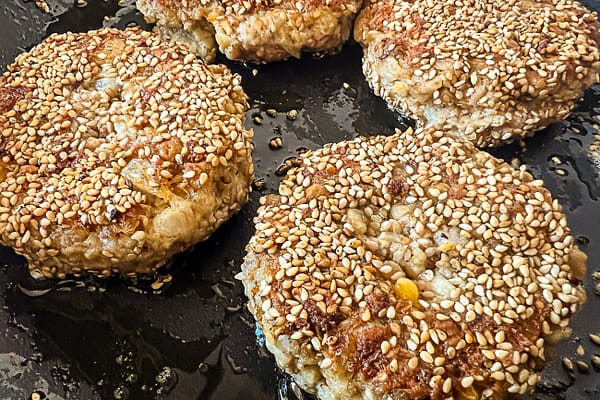 Retsept: kodused gluteenivabad kotletid kinkerhenestega seesamiseemen paneeringuga