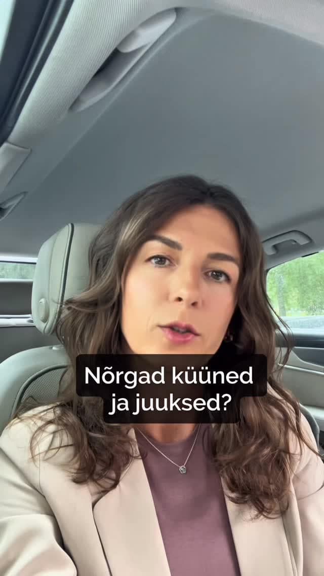 Viimasel ajal jõuab minu juurde järjest rohkem naisterahvaid, kellel on probleeme nõrkade küünte ja juustega.

Miks see nii on ja kas see võib olla seotud toitumise ja eluviisiga?

Vastuseks on jah.

Kui kehal on stress või on tal millestki puudus, suunatakse ressursid esimesena elutähtsatesse organitesse ning juuksed ja küüned jäetakse lihtsalt nälga.

Aga mis on siis need tähtsad ained, mida keha vajab piisavas koguses, et kasvatada terveid juukseid ja küüsi?

🌱Raud – uuringud näitavad otsest seost madala ferritiini (spetsiaalne valk kehas, mis hoiustab rauda) ja juuste väljalangemise vahel. Raua allikad on näiteks: maks, kana, veiseliha, kõrvitsaseemned.
🌱Valk – allikateks on nt: erinevad kalad, liha, muna.
🌱Tsink – kõrvitsaseemned, mereannid (sh krevetid).
🌱Seleen – brasiilia pähklid, mereannid, kala, munad.
🌱Vitamiin D – rasvane kala (näiteks lõhe), muna, maks.
🌱B12 – vitamiin B12 mängib võtmerolli punaste vereliblede loomes ja DNA sünteesis. Kui B12 on kehas vähe, on häiritud rakkude jagunemine juuksefolliikulis ning hapniku transport peanahka ja küünemaatriksisse. B12 leitub näiteks: kala, mereannid, juust, maks. 
🌱Räni – räni toimib juuste ja küünte puhul justkui “liimina” ja tagab küüntele tugevuse ja painduvuse ning annab juustele elastsuse ja läike. Leidub näiteks: kaer, hirss, paprika, lehtsalatid.

Kas sinu menüü sisaldab neid toiduaineid?

Kui aga tahad tahad päriselt ilusaid juukseid ja küüsi, siis tihti vaid teatud toitainete lisamisest menüüsse ei piisa. 

On veel mõned samatähtsad tegevused, mis tagavad paremad tulemused – seega tule nõustamisele ja saame tuttavaks!

#tugevadjuuksed #tugevadküüned #toitumisnõustamine #toitumisnõustaja