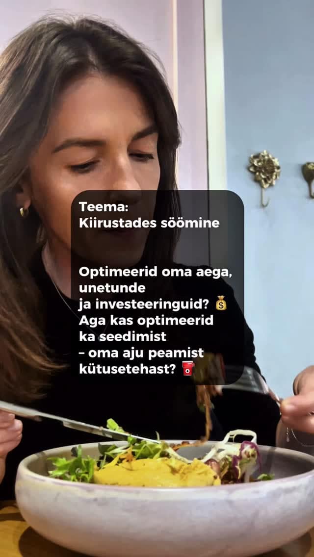 Optimeerid oma aega ja investeeringuid? Aga kas optimeerid ka oma seedimist – oma aju peamist kütusetehast? 🫣

Aeg suunata tähelepanu “kiire kütuse tankimiselt” keha efektiivsusele. 
Miks? 
Kiiresti söömine on sinu kognitiivse võimekuse ja energia salajane lekkeallikas.

Miks see nii on?

Vaatame korraks kapoti alla (biokeemiasse):

1️⃣ Sümpaatiline vs. parasümpaatiline režiim (fight or flight)
Kui neelad toidu alla kiirustades (või ekraani vaadates), on su keha pigem stressirežiimis. Süljeeritus väheneb, maohappe ja seedeensüümide tootmine on pärsitud. 
Tulemus? Toit ei lagune korralikult, mis võib tõsta seedekoormust ja suurendada põletikku kehas. See omakorda soodustab pärastlõunast energiakriisi ja “ajudu”. Kaotad fookust just siis kui peaksid tegema päeva tähtsaimaid otsuseid.

2️⃣ Hormonaalne viivitus
Küllastustunnet reguleerivatel hormoonidel (nagu näiteks leptiin) kulub ajju jõudmiseks umbes 20 minutit. Kiiresti süües on limiit ammu ületatud enne kui keha pidurit tõmbab. See omakorda võib kaasa tuua veresuhkru Ameerika mäed – kiire energiasööst, millele järgneb ka kiire krahh ja produktiivsuse kadu.

3️⃣ Vagusnärvi (uitnärvi) sabotaaž
Rahulik söömine ja põhjalik närimine aktiveerivad vagusnärvi, mis viib keha taastavasse ja analüütilisse “puhka ja seedi” seisundisse. Kiirustades blokeerid sa selle peamise lüliti, mis hoiab su närvisüsteemi tasakaalus ja stressitaluvuse kõrgena.

💼 Sõnum tööandjatele ja juhtidele:

Kultuur, kus lõunasööki hinnatakse selle lühiduse järgi, võib maksta kätte meeskonna fookuses, loomingulisuses ja haiguspäevades. Rahulik lõunapaus ei ole ajakulu – see on strateegiline investeering ja kõrge ROI-ga tegevus, mis aitab tagada, et sinu tiim on produktiivne ka kell viis õhtul, mitte ainult hommikul.

📚 Soovitus! Pane järgmisel toidukorral telefon käest ja sulge sülearvuti. Tunneta maitseid ja äri iga suutäit 20–30 korda. Testi seda kolm päeva ja jälgi oma fookuse taset pärastlõunal. Söömine ei peaks olema võidujooks ajaga!

Kuidas sina tavaliselt lõunatad – kas nö jooksu pealt või teadlikult aega võttes? Jäta kommentaaridesse! 👇
#toitumine #toitumiskoolitus #tervis #väsimus #toitumisteadus